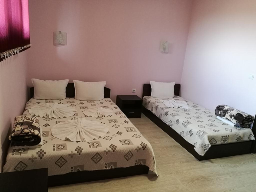 Guest House Karaulanov Elhovo  Exterior photo